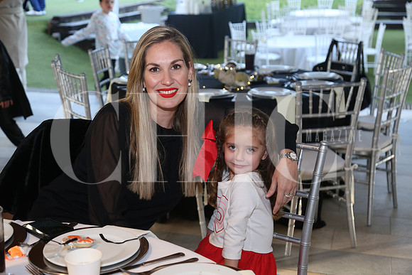 Sofia Valdéz de González y Carolina González