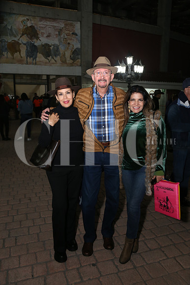 Nora Urbina de Coy, José Coy y Gabriela Bustamante