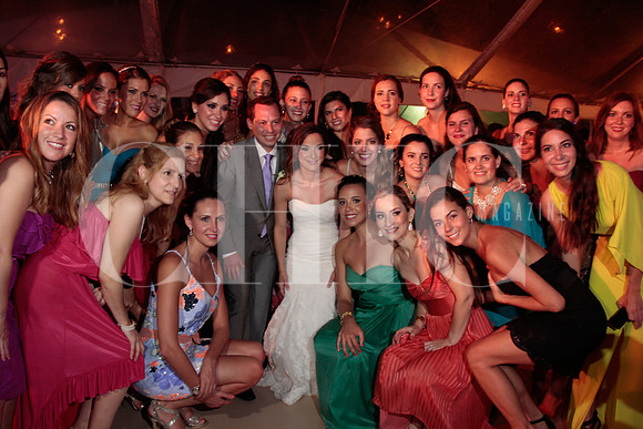 Los novios con un grupo de amigas