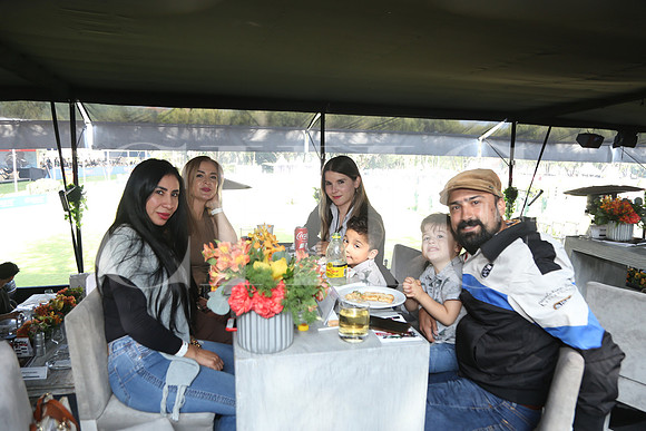 Gabriela Fernández, Lily Vela, Denis Vila, José Mario Ahued, Carlos Ahued y Felipe Ahued