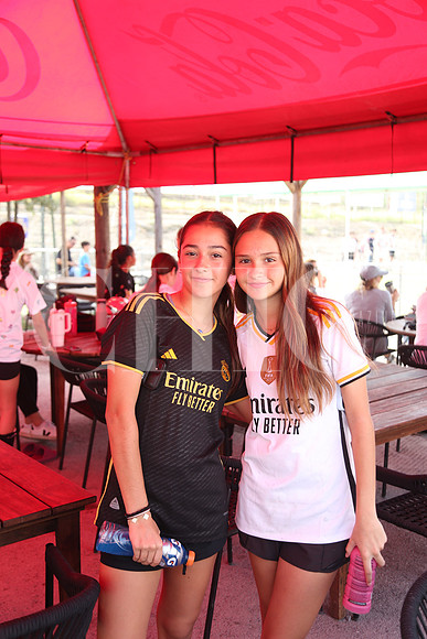 Valeria Martínez y Monse Galindo0