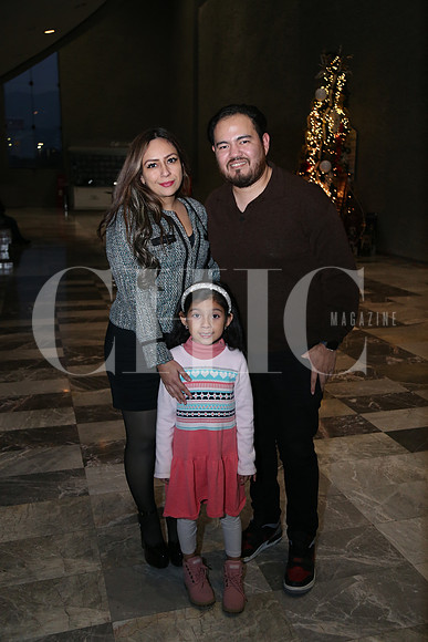 Edith González, Jesús Flores y Valentina Flores