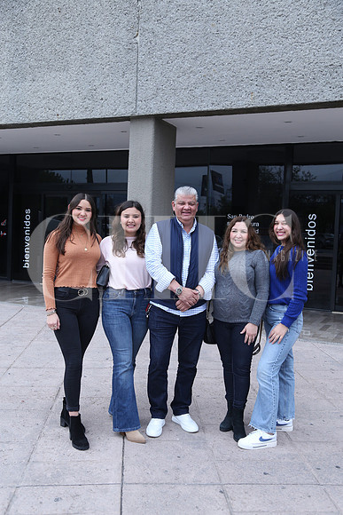 Lorena Vargas, Prscila Vargas, Jesús Vargas, Lorena Villarreal y Susana Vargas