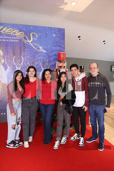 Regina de León, Ana de León, Carmen León, Sofia de León, Humberto de León y Humberto de León