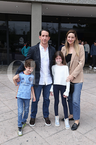 Alonso González, Pablo González, Alessia González y Lorena Vega de González 1