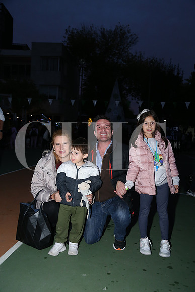 Isabel Ortiz, David Bayona, Daniel Bayona y Elena Bayona
