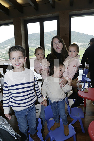 Andres Fernández, Marcela González, Lucia Fernández , Emilia Fernández y Sofia Fernández (2)