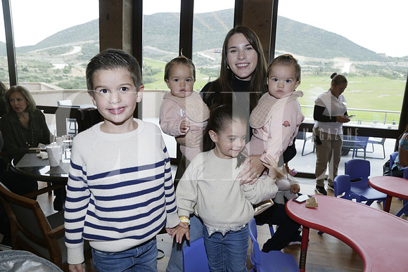 Andres Fernández, Marcela González, Lucia Fernández , Emilia Fernández y Sofia Fernández