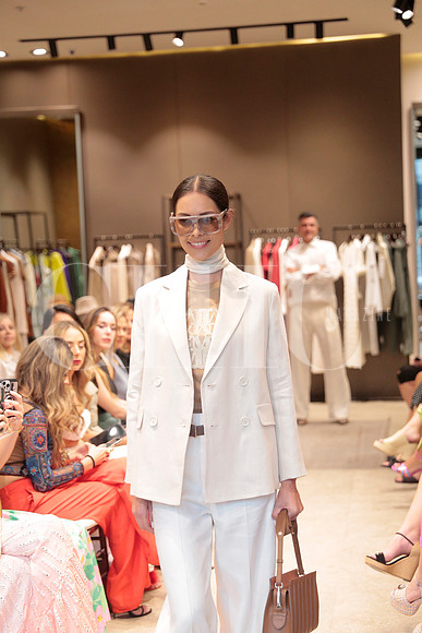 Modelos de Rafa Zuñiga vistiendo Max Mara 111