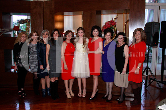 Andrea Livas con las organizadoras