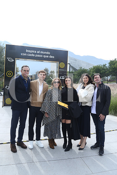 Miguel Gil, Miguel Gil, Tania Batarse, Fernanda Gil, Marlene Gil, Ale Estrada y Alejandro Estrada