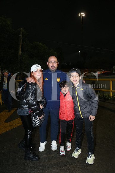 Pamela Manzur, Mauricio González, Emiliano González y Mauricio González 0