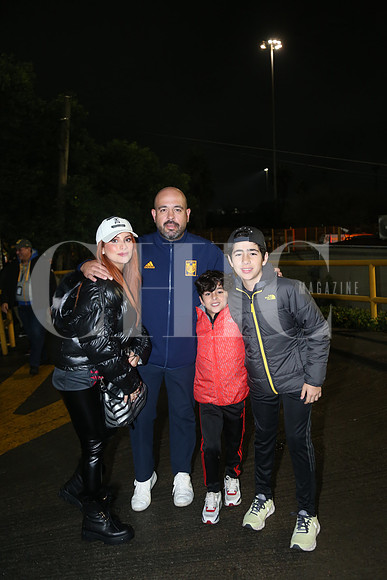 Pamela Manzur, Mauricio González, Emiliano González y Mauricio González 1