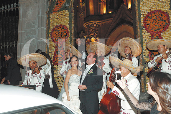 Fernando cantandole a su esposa paloma querida''-2