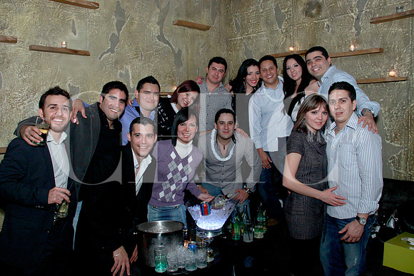Julio Valdés y un grupo de amigos celebrando el año nuevo