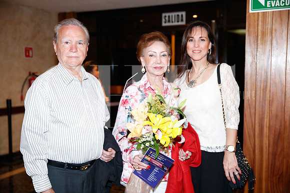 Miguel Medellin, María Enriqueta de Medellin  y Lorena Medellin de Charur