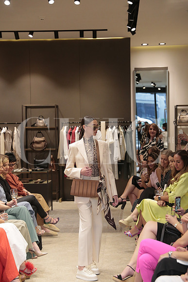 Modelos de Rafa Zuñiga vistiendo Max Mara 76