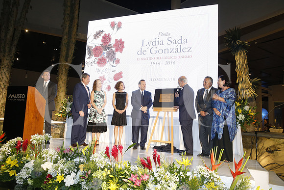 Develación de placa-Miguel Schwarz,Carmen Junco de Garza T, Nelly Yarte de Fernández, Tomás González Sada, Fernando Elizondo, Moisés Rosas y Magdalena Cárdenás