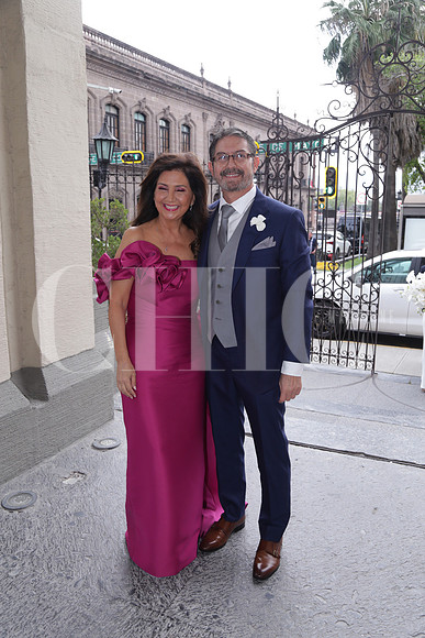Guadalupe Ramos Villarreal y José Manuel Díaz ( Papás Novia) 1