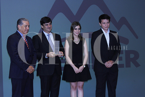 Hernán Zambrano Recibiendo su reconocimeinto