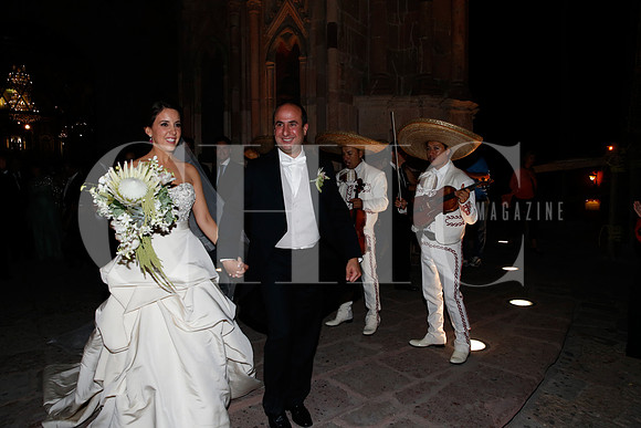 Paloma y Fernando con el Mariachi