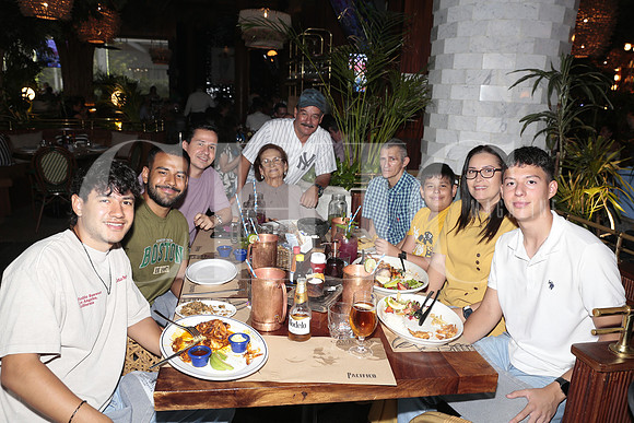 Joel Leal, Jared Leal, Jorge Leal, Maria Espronceda, Joel Leal, Alfredo Leal, Jesus Leal, Lorena Salazar y Julio Leal 3