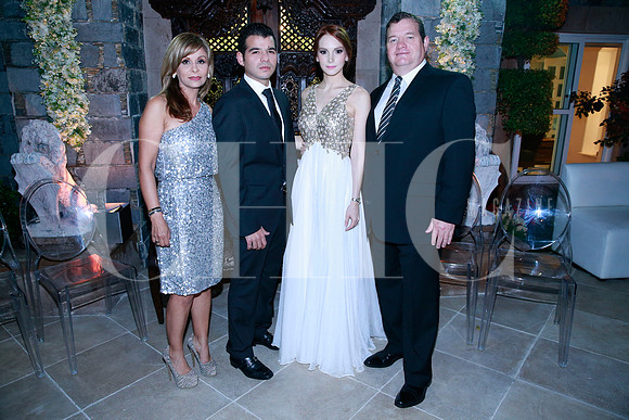Raquel Serna de Flores, Ginelle Fasci,  Miguel Ángel Flores y Miguel Flores