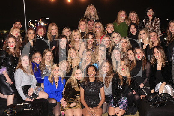Grupo de amigas con las festejadas 17