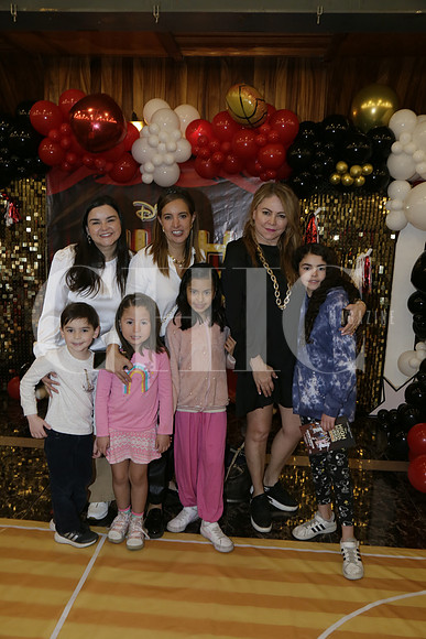 (arriba) Brenda Ramones, Liz Fuentes, Karla Torres, (abajo) Eugenio Lozano, Natalia Leal, Rebeca Leal y Renata Delansauran (2)