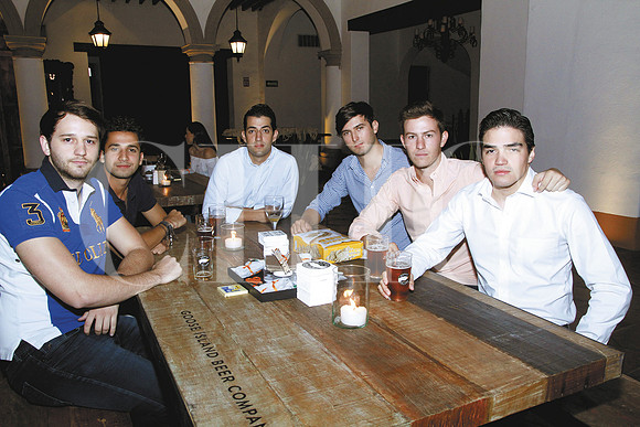 Daniel Chapa. Ricardo Lobaton, Oscar Guerra, Nando Hinojosa, Mauricio Llovera y David Hoyos