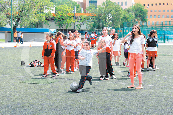 Daniela Cantú coordinando una de las actividades