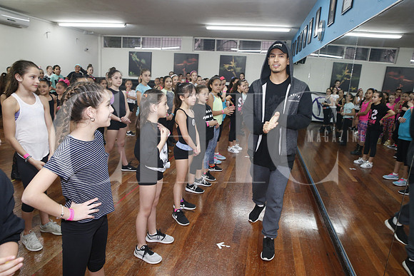 CJ Salvador y el grupo de participantes  el Work Tour Shop-2