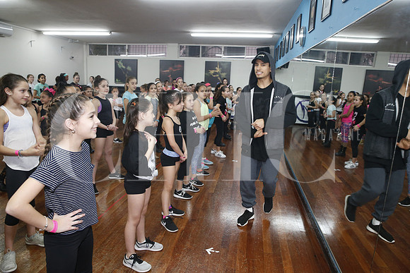 CJ Salvador y el grupo de participantes  el Work Tour Shop