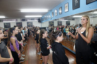 Maries con grupo de participantes  el Work Tour Shop