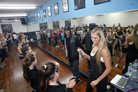 Maries con CJ Salvador y el grupo de participantes  el Work Tour Shop