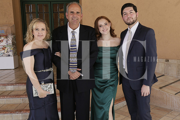 Lucia Ravizé, de Morales, Pablo Morales, Balbina Morales y Daniel Flores