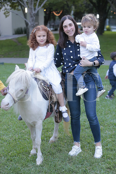 Isabella Hernandez, Gonzalo Hernandez y Maribel Arroyo 6