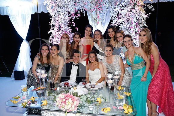 Los novios con un grupo de amigas