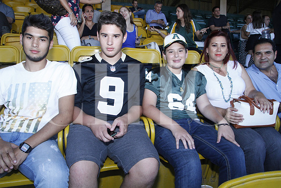 Hugo González, Sebastián González, Diego González, Karla de González y Hugo González