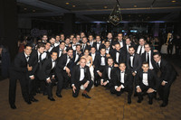 Los novios con un grupo de amigos de Adrián