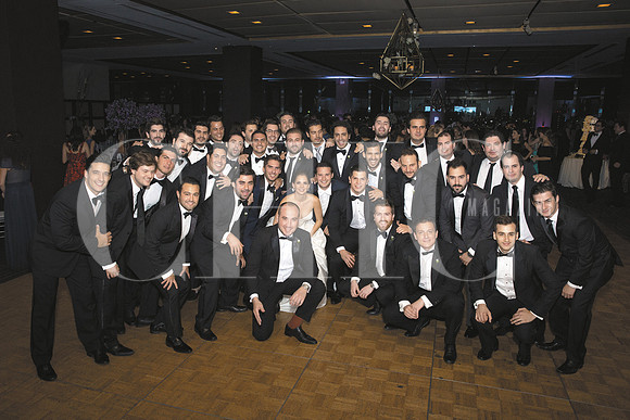 Los novios con un grupo de amigos de Adrián