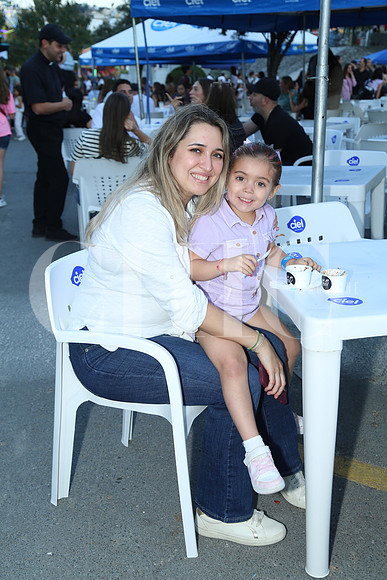 Karen Arizpe y Alana Sherwell0