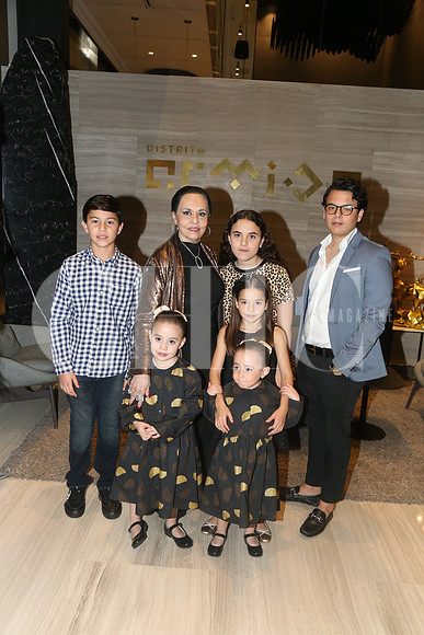 Sergio, Rosalinda, Raquel, Leonardo, Mikaela, Loretta y Carlota