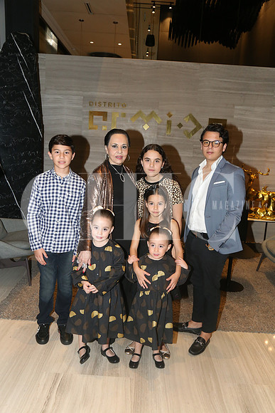 Sergio, Rosalinda Mercado, Raquel, Leonardo, Mikaela, Loretta y Carlota