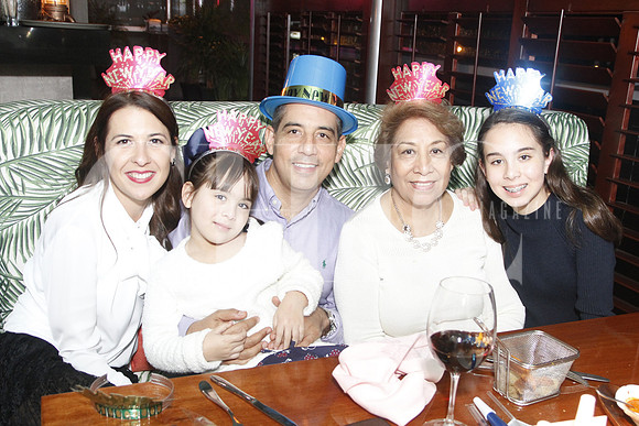 Letzaida Gonzalez de Saucedo, Fabiana Saucedo, Cesar Saucedo, María Lucía de Saucedo y Alejandra Saucedo