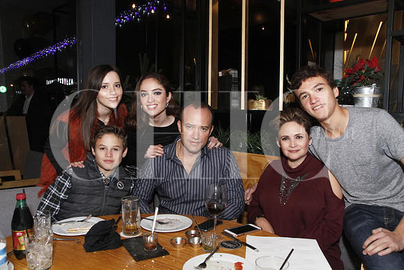 Daniel Santos, Eugenio Gonzalez, Melissa Santos, Mauricia Santos, Laura de Santos y Mauricio Santos