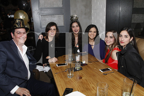 Alfonso Benavides, Cristina de Benavides, Mariana Benavides, Lucía Villarreal, Sofía Martínez y Alejandra Benavides