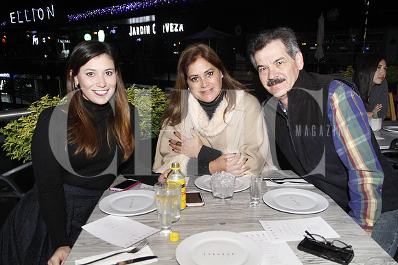 Alejandra Martínez, Irma García de Martínez y Cipriano Martinez