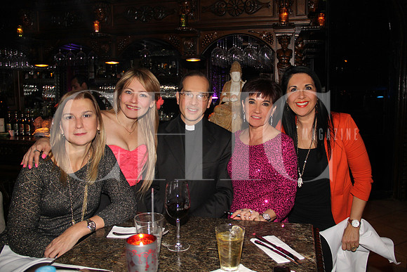 Marilú Martínez, Maribel Garza, padre Pablo Mejía, Irma Reyes de Sáenz y Marga Saldaña