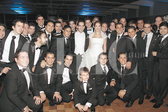 Los novios con un grupo de amigos